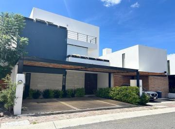 N/A · Espectacular Casa en Juriquilla / 300 m² / 4 Recámaras y Family Room