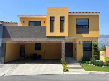 Casa · 530m² · 4 Recámaras · 3 Estacionamientos · Casa en Venta en Monterrey