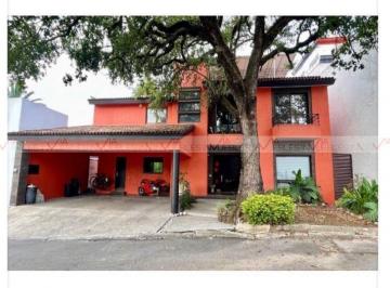 Casa · 462m² · 3 Recámaras · 3 Estacionamientos · Casa en Venta en Valle Alto
