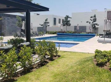 Casa en condominio de 2 habitaciones, Zapopan · Casa en Renta en Alva Residencial Zapopan Coto con Alberca y Estudio