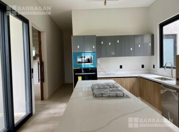 Casa · 568m² · 4 Estacionamientos · Casa en Venta en El Campanario
