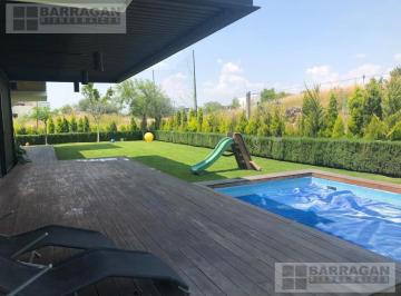 Casa · 734m² · 4 Recámaras · 4 Estacionamientos · Casa en Venta en El Campanario, con Alberca y Espectacular Ubicación
