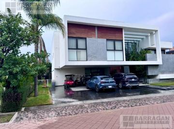 Casa · 796m² · 4 Recámaras · 4 Estacionamientos · Casa en Venta en El Campanario