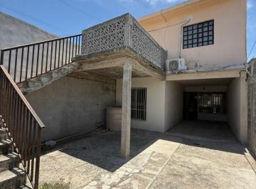 Casa de 3 habitaciones, Victoria · Casa en Venta - Santa María