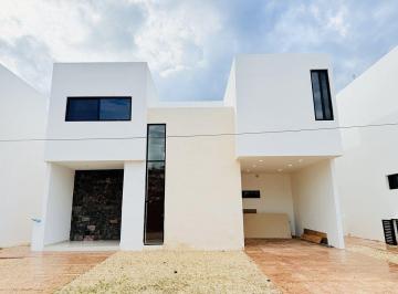 Casa · 235m² · 4 Recámaras · 2 Estacionamientos · | Residencia con Alberca y Doble Altura en Altozano |