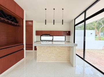 Casa · 235m² · 4 Recámaras · 2 Estacionamientos · | Residencia con Alberca y Doble Altura en Altozano |