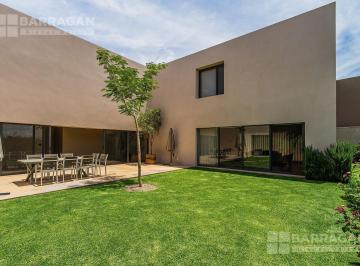 Casa · 800m² · 3 Recámaras · 3 Estacionamientos · Casa en Venta en El Campanario, Arquitectura Que Cautiva