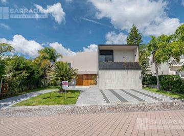 Casa · 429m² · 4 Recámaras · 3 Estacionamientos · Casa en Venta Recién Remodelada en El Campanario