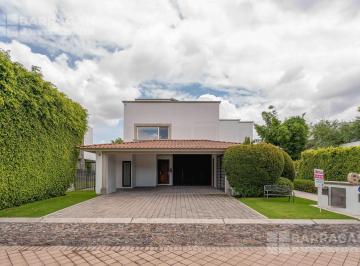 Casa · 668m² · 4 Recámaras · 3 Estacionamientos · Casa en Venta en El Campanario