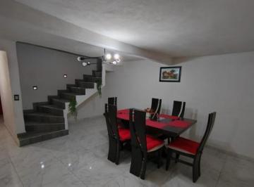 Casa · 236m² · 3 Recámaras · 2 Estacionamientos · Casa en Toluca con Amplio Jardín