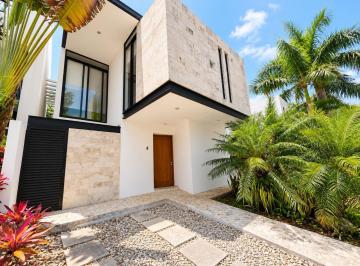 Fachada de la casa con diseño arquitectónico único · Casa en Venta con Acabados de Mármol en El Residencial Bosques de Bambú, Playa del Carmen
