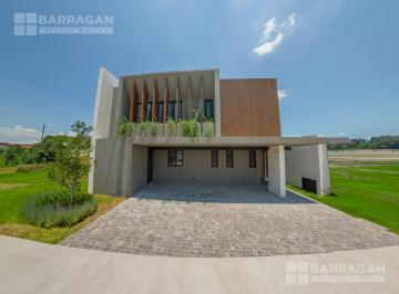 Casa · 320m² · 3 Recámaras · 3 Estacionamientos · Casa en Venta en Lomas del Campanario Norte, Lagos