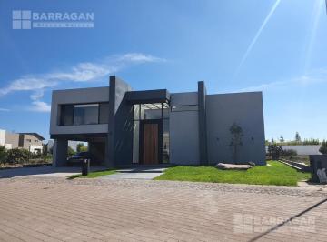Casa · 600m² · 4 Recámaras · 6 Estacionamientos · Casa en Renta con Amplios Espacios en El Campanario
