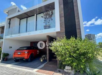 Casa · 350m² · 3 Recámaras · 2 Estacionamientos · Casa Amueblada en Renta en Parque Foresta, Lomas de Angelópolis III, Puebla.