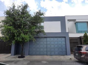 Casa · 221m² · 3 Recámaras · 2 Estacionamientos · Casa en Venta en Cumbres Santa Clara