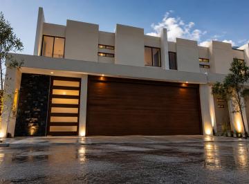 Casa de 4 habitaciones, Corregidora · Casa en Venta en Santa Fe, Corregidora. Doble Altura, 4 Recámaras, Hermosa!