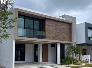 Casa · 3 Recámaras · 2 Estacionamientos · Casa en Renta en Playa del Carmen