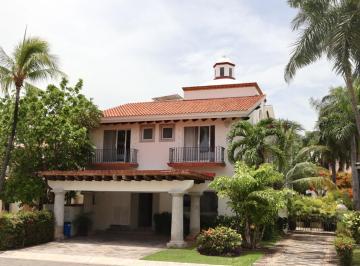 Casa · 300m² · 3 Recámaras · 4 Estacionamientos · Casa en Venta/renta con o Sin Muebles en Isla Dorada, Isla Amorosa en Z. H. Cancun, Q. Roo
