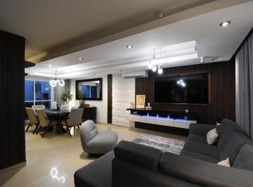 Casa · 215m² · 3 Recámaras · 2 Estacionamientos · Casa de Lujo Completamente Remodelada Frente Al Parque | Cerrada de Cumbres