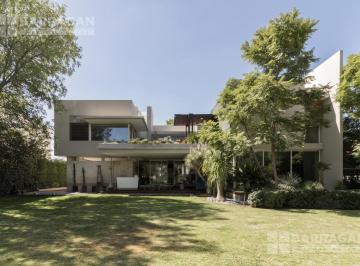 Casa · 720m² · 4 Recámaras · 3 Estacionamientos · Casa en Renta en El Campanario