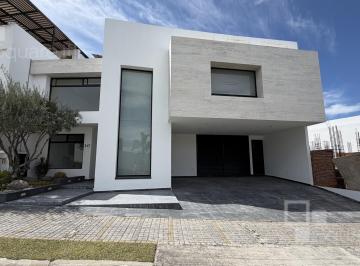 Casa · 466m² · 4 Recámaras · 3 Estacionamientos · Casa en Venta en Parque Cairo Lomas de Angelópolis II