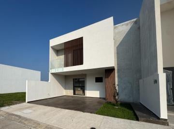 Casa · 186m² · 3 Recámaras · 2 Estacionamientos · Casa con Estudio en Pb en Punto Lomas en Venta