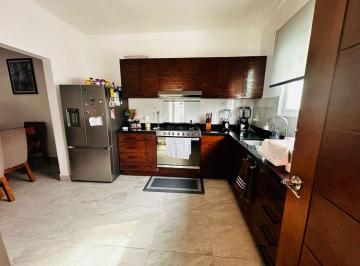 Casa de 3 habitaciones, Cuernavaca · Casa de 350 m² con 3 Recámaras con Bungalow Independiente en Venta en Jiquilpan