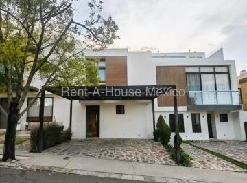 Casa · 133m² · 3 Recámaras · 2 Estacionamientos · Casa en Renta en Zibatá con Cocina de Diseño y Terraza con Horno Artesanal – Querétaro