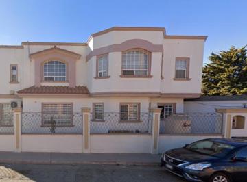 Casa de 5 habitaciones, Ensenada · Casa en Venta en C. L a G o C H a I R a 4 9 9, V a L L E D o R a D o