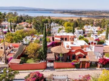 Casa · 472m² · 4 Recámaras · 1 Estacionamiento · Casa Jardín de Los Frailes, Espectacular Residencia con Jardín Excepcional y Alberca