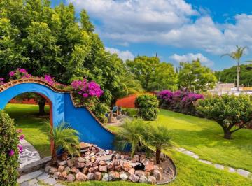 Casa · 472m² · 4 Recámaras · 1 Estacionamiento · Casa Jardín de Los Frailes, Espectacular Residencia con Jardín Excepcional y Alberca