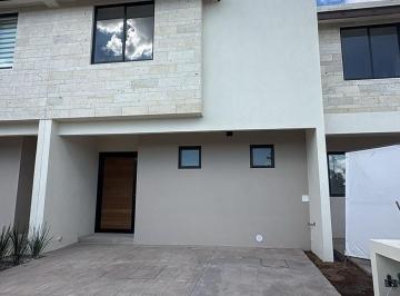 fachada estacionamiento · Casa Nueva en Renta: Almena Residencial, Al Norte de Ags