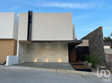 Casa · 305m² · 3 Recámaras · 2 Estacionamientos · Casa en Venta Fraccionamiento Alamos, Tres Marías