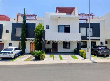 Casa de 3 habitaciones, El Marqués · Zibata - Casa en Venta con Amplio Jardin y Roof
