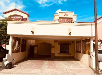 Casa de 3 habitaciones, Hermosillo · En Venta, Casa de 2 Plantas en Puerta Real en Cerrada Privada y Cochera Techada.