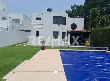 Casa · 286m² · 5 Recámaras · 4 Estacionamientos · Casa en Venta en El Fraccionamiento Jardines de Tlayacapan
