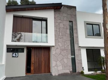 Casa · 185m² · 4 Recámaras · 2 Estacionamientos · Casa en Venta Altozano