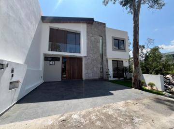 Casa · 255m² · 4 Recámaras · 2 Estacionamientos · Casa en Venta Altozano