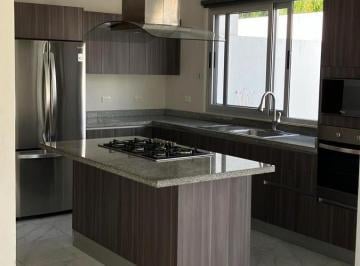 Casa · 240m² · 3 Recámaras · 2 Estacionamientos · Casa en Venta/renta, 3 Recamaras, Piscina, Roof Top, Av Hauyacán, Aqua By Cumbres, Cancún