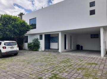 1 · Casa en Venta en Puebla en Av 15 de Mayo Zona Club de Golf Las Fuentes Uso de Suelo Mixto