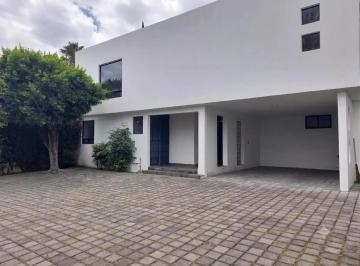 1 · Casa en Venta en Puebla en Av 15 de Mayo Zona Club de Golf Las Fuentes Uso de Suelo Mixto