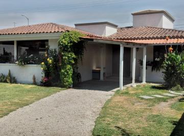 Casa en condominio de 3 habitaciones, San Andrés Cholula · Casa Amplia, con Jardín. Pergola con Asador a Leña