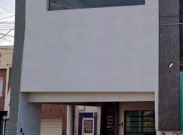 Casa · 200m² · 3 Recámaras · 2 Estacionamientos · Casa en Venta Sobre Av Apto Para Casa U Oficina en Real de Cumbres