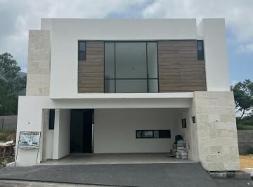 Casa · 338m² · 3 Recámaras · 3 Estacionamientos · Casa en Venta en Pedregal de La Montala