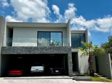 Casa · 400m² · 3 Recámaras · 3 Estacionamientos · Casa en Venta en El Barrial