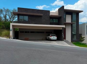 Casa · 752m² · 5 Recámaras · 3 Estacionamientos · Casa en Venta en Sierra Alta Frente a Parque