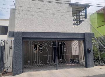 Casa · 230m² · 3 Recámaras · 2 Estacionamientos · Casa Cortijo del Rio en Renta