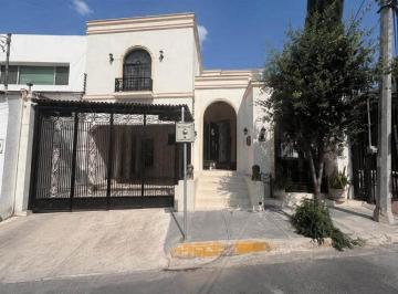 Casa · 400m² · 5 Recámaras · 2 Estacionamientos · Casa en Venta en Cumbres 1er Sector