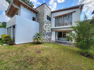 Casa · 220m² · 4 Recámaras · 3 Estacionamientos · Casa en Venta Cerca del Club de Golf, Avándaro