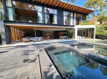 Casa · 550m² · 4 Recámaras · 5 Estacionamientos · Casa en Venta Dentro de Rancho Avándaro
